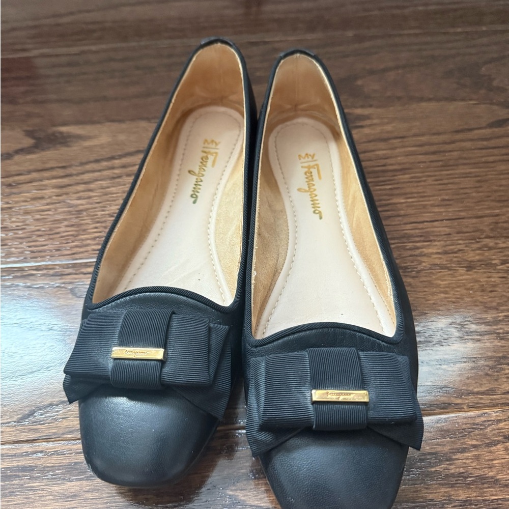 Salvatore Ferragamo Black Flats with Bow Accent - Picture 4 of 4